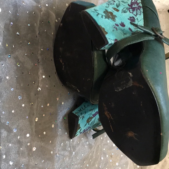 Zinc, Green leather , open toe, floral high heels - Picture 7 of 7